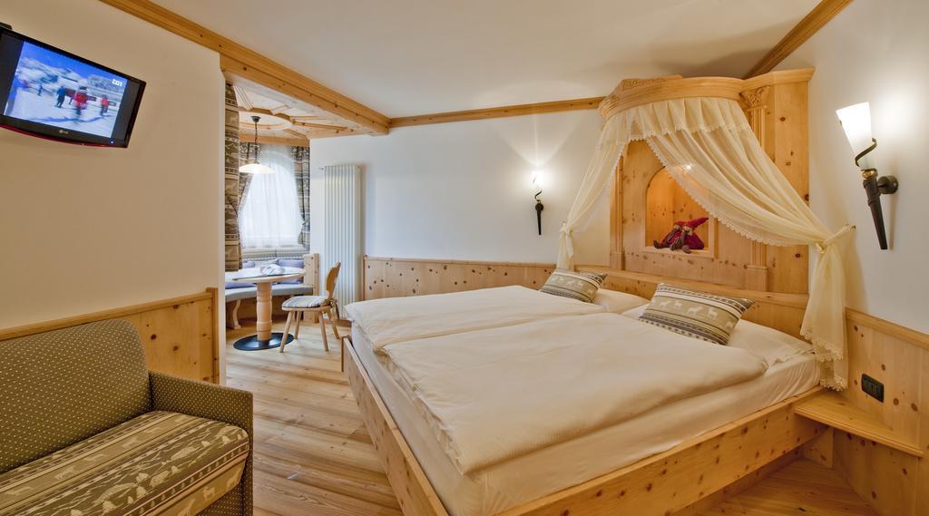 Hotel Des Alpes Soraga Eksteriør billede